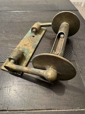 Accesorio de baño con soporte de papel higiénico vintage antiguo original de bronce Foto 1 de 4
