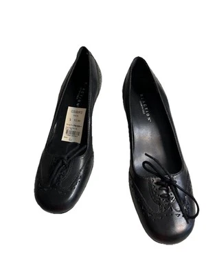 Zapatos de salón Reaction tacón bajo cuero negro talla 6 M con patrón de corte láser Foto 1 de 4