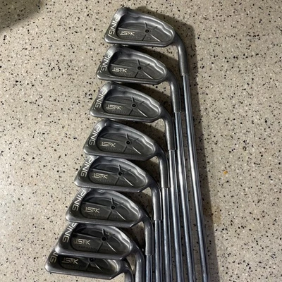 Juego de hierros Ping IST•K a juego 3-9+PW (punto negro) ejes de acero diestro 8 palos en muy buena condición! Foto 1 de 4