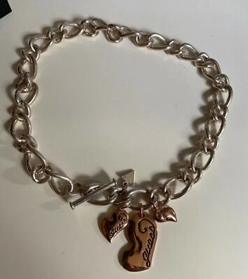 Collana Guess donna argento con 3 cuori rosati con logo, lunghezza 43 cm - Immagine 1 di 2