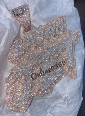 4.30 克拉真莫桑石男式定制字号盘吊坠 925 银 — 第 1/4 张图片