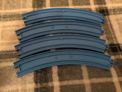 TOMY Azul RARO 4er Radio Curva TRACK 4 Piezas Conjunto Thomas & Friends Trackmaster Lote Foto 1 de 2