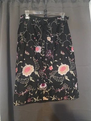 Saia lápis floral bordada preta GAP, feminina tamanho 6, vintage Y2K - Imagem 1 de 4