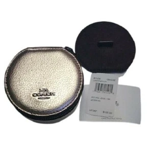 Estuche de joyería redondo metálico Coach 87654, GM/platino - Imagen 1 de 5