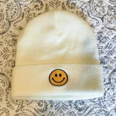 Sombrero tejido acrílico sonriente Urban Outfitters amarillo claro, talla única, usado Foto 1 de 4