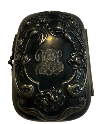 Cartera sin asas pequeña enchapada en plata antigua con monograma Foto 1 de 4