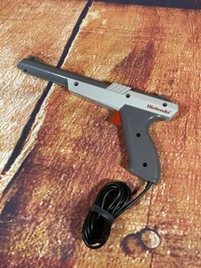 Pistola Nintendo NES Zapper NES-005 Gris OEM Original 1985 PARA REPUESTOS O REPARACIÓN - Imagen 1 de 6