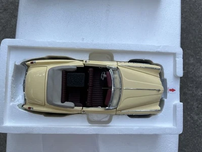 DANBURY MINT  DIECAST: 1949 BUICK ROADMASTER CONVERTIBLE, 1:24. - Image 1 of 4