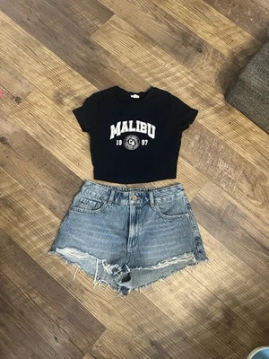 Pantalones cortos de mezclilla Garage para mujer talla 26 y camiseta azul marino Garage Foto 1 de 3