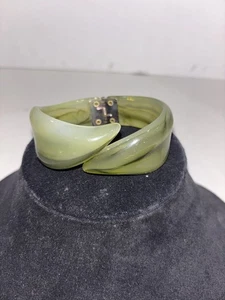 Vintage Women’s Hinged Chunky Marbled Green & White Acrylic / Lucite Bangle - Picture 1 of 5