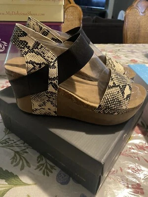 Черные сандалии на танкетке с каблуком из искусственной змеиной кожи. Размер 10 - Изображение 1 из 4