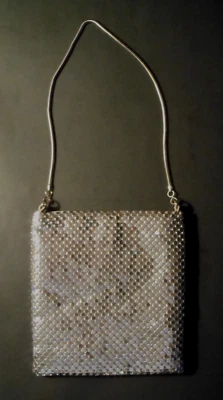 BOLSO DE NOCHE VINTAGE NEW YORK & COMPANY LENTEJUELAS PLATEADAS, MONEDERO, CLUTCH 6" X 6 1/4" Foto 1 de 3