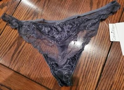 CALCINHA TANGA CALVIN KLEIN NOVA COM ETIQUETAS COM RENDA POLI/ELASTANO F3384 2SS PRETA M - Imagem 1 de 2