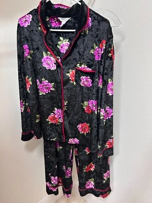 Juego de Pijama Sofía Vergara 2 piezas Terciopelo Íntimo Negro Estampado Floral Talla 12-14 Foto 1 de 4