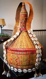 Cesta Harari etíope vintage con tapa tejida a mano con cuero y conchas de Cowrie - Imagen 1 de 10
