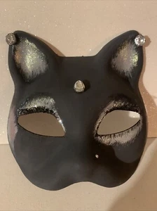 Handgefertigte Therianische Katzenmaske schwarz/grau mit Glitzer und Wimpern mit Ohrringen - Bild 1 von 6