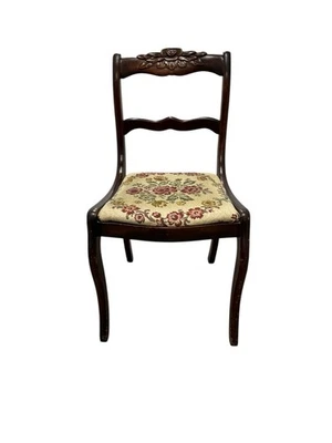 Silla de comedor de madera tallada con asiento de tapiz floral, estilo Duncan Phyfe antiguo Foto 1 de 4