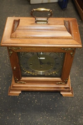  Seth Thomas Talley Reloj Manto Madera y Latón Funciona Campanas Foto 1 de 4