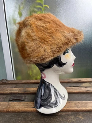 CLOCHE DE PIEL DE MOSKRAT Sombrero Cloche de Piel de Miel Años 60 De Colección, Creado por André Foto 1 de 4