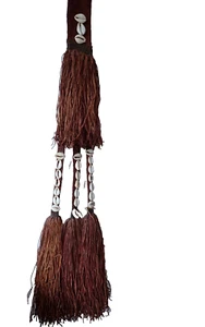 Adornos de cuero tuareg Cowrie camel borlas trenzadas lana camello siglo XX África - Imagen 1 de 13