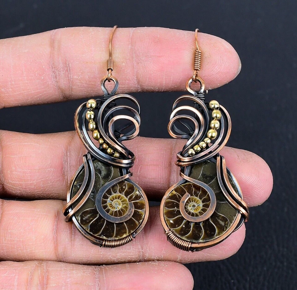 Pendientes de piedras preciosas fósiles de amonita envoltura de alambre de cobre pendientes hechos a mano joyería Foto 1 de 4