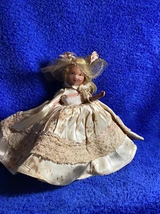 Vestido beige vintage Nancy Ann Story Book muñeca con encaje y gorro, 6 1/2 de alto - Imagen 1 de 7