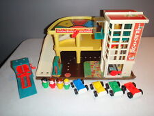 VINTAGE 1970s FISHER PRICE PLAY FAMILY ACTION GARAGE 930 