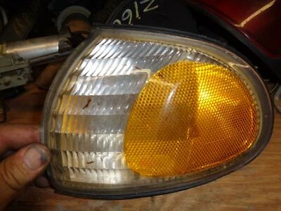 Lámpara de estacionamiento montada en guardabarros izquierdo Mazda MPV 1989-95 Foto 1 de 2