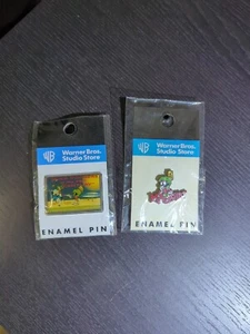 New Duck Dodgers & Marvin The Martian Warner Bros Studio Store Enamel Pin 1998 - Picture 1 of 4