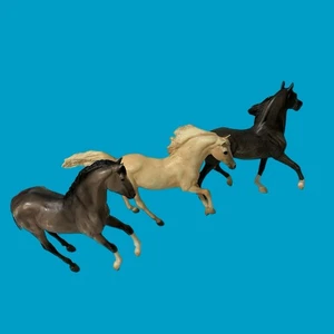 Lote de 3 caballos modelo Breyer compañero de establo caballo de sangre caliente - Imagen 1 de 7