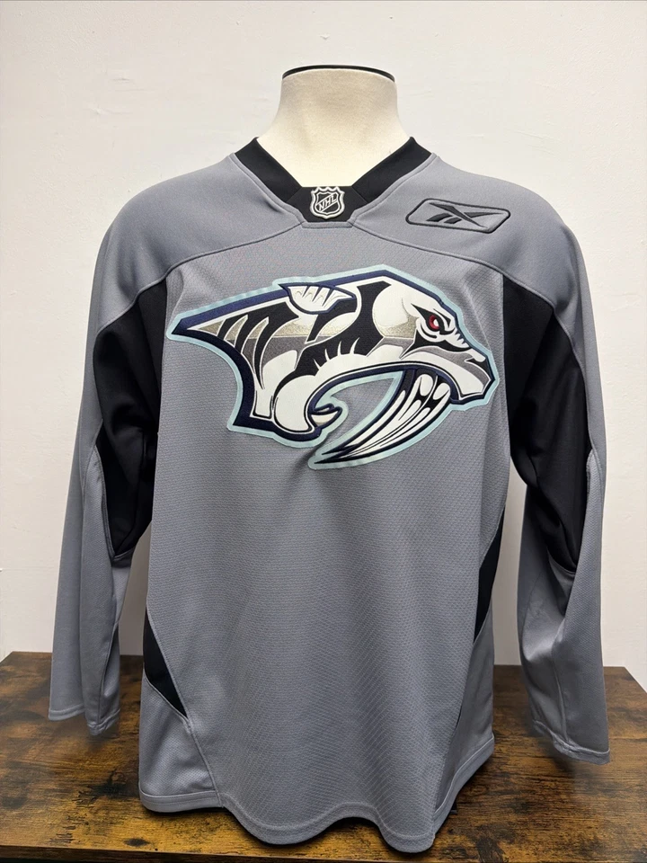 Camiseta deportiva Reebok Retail Premier Nashville Predators gris estilo práctica talla mediana Foto 1 de 4