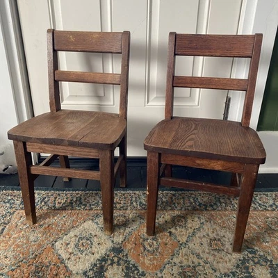 "Juego de 2 sillas de escuela primaria para niños vintage de madera maciza rústicas resistentes de 23"" de alto" Foto 1 de 4