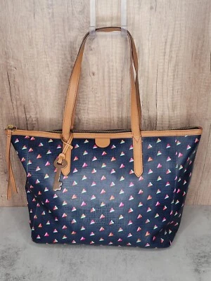 Bolso de Mano Fossil Sydney Corazones Este a Oeste 19 x 12 Borde de Cuero Marrón con Llavero Foto 1 de 4