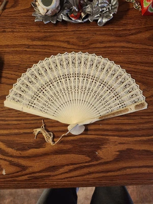 Abanico Plegable Vintage Marfil Celuloide Encaje con Borla y Acentos Dorados, Raro Foto 1 de 4