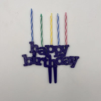 Topper de pastel de feliz cumpleaños púrpura con velas Foto 1 de 4