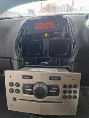 2007-2014 Vauxhall Corsa D CD30 MP3 Radio CD player & paired screen GOLD - Image 1 of 4