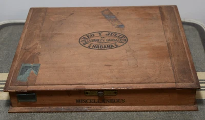 ROMEO Y JULIETA CAJA DE CIGARROS Varios WALDORF ASTORIA Álvarez Garcia Madera Foto 1 de 4