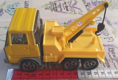 JOUSTRA Camion carroattrezzi in latta/plastica colore giallo scala 1:35 circa - Immagine 1 di 4