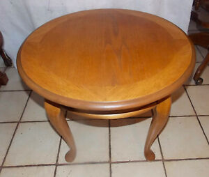 Round Oak End Table / Side Table  (T850)