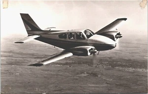 Avión de negocios Beechcraft 55 Baron doble motor avión de colección RPPC B131 - Imagen 1 de 2