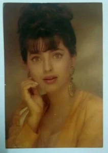 INDIA RARE PICTURE POSTCARD JUHI CHAWLA BOLLYWOOD ORIGINAL - Picture 1 of 2