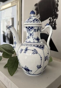 Cafetera Royal Copenhagen #518 azul acanalado medio encaje con tapa - Imagen 1 de 10