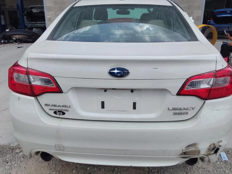 Used Deck Lid fits: 2015 Subaru Legacy rear view camera Sedan without spoiler Gr — 第 1/4 张图片