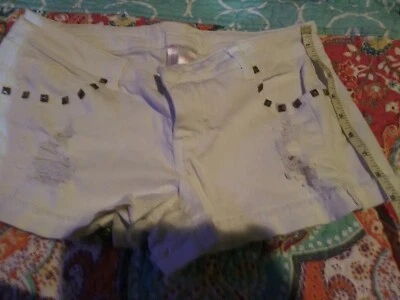 Pantalones cortos blancos marca xhilaration bolsillos con tachuelas talla 7 entrepierna 2" costura exterior 9" Foto 1 de 4