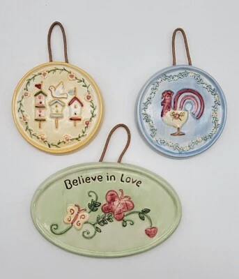 Juego de 3 pequeños adornos de pared de porcelana Russ Berrie gallo paloma mariposa Foto 1 de 4