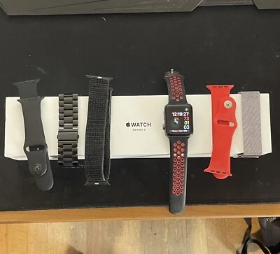 Apple Watch Series 3 42mm Cassa Alluminio Grigio Siderale, Cinturino Silicone... - Immagine 1 di 2