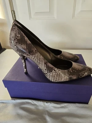 NUEVO Stuart Weitzman Power Serpiente Pintada Taupe Talla 12M Foto 1 de 4