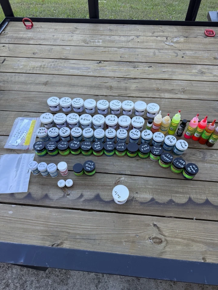 Lote de señuelos y colorantes para hacer cebo de plástico suave MF brillo ver foto Foto 1 de 4