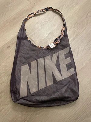 Bolsa de ombro Nike reversível grande roxa escura malha logotipo academia/esportes aquáticos - Imagem 1 de 4