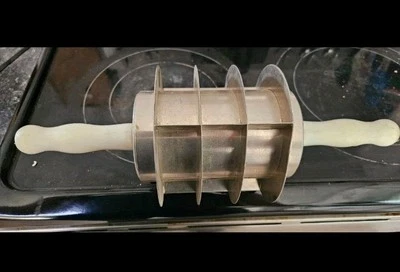 Cortador de pastelería comercial Moline raro Duluth, mango de plástico Minn Foto 1 de 4